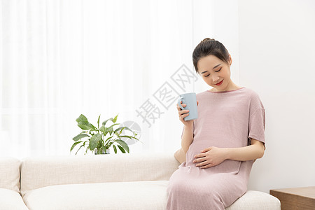 孕妇沙发上喝水居家生活图片