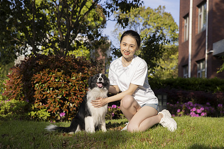 美女主人园区户外宠物生活图片