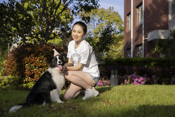 美女主人园区户外宠物生活图片