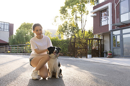 美女小区里遛宠物狗狗图片