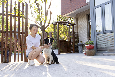 美女主人园区户外宠物生活图片