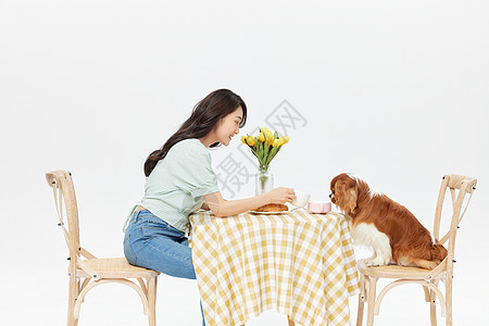 美女和宠物狗共同进餐图片