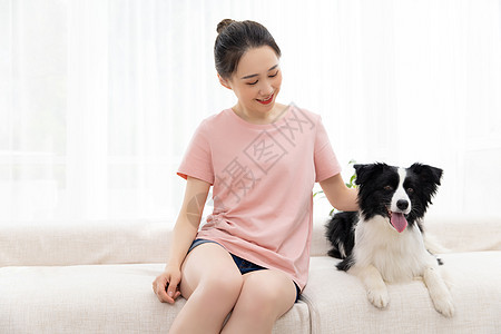 美女和宠物牧羊犬图片