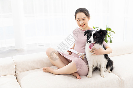 美女孕妇居家与宠物狗狗相伴图片