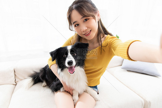 美女和宠物牧羊犬自拍图片