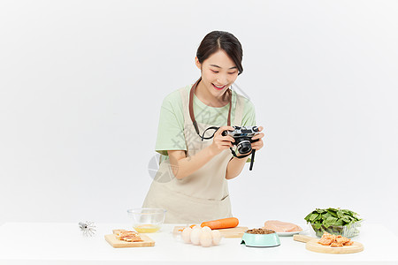 美女给宠物餐拍照图片