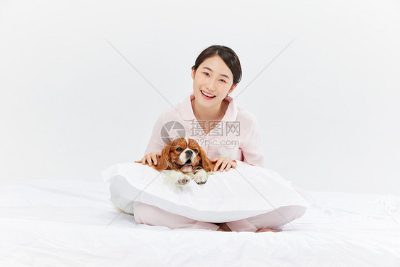睡衣居家女孩与宠物狗相伴图片