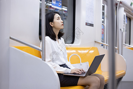 下班路上工作的女性图片素材