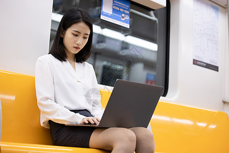 下班路上工作的女性图片素材