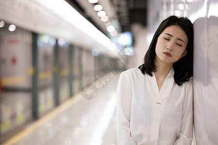 乘坐地铁下班的疲惫女性图片