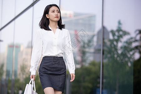 白领上班高清背景图片都市生活高清背景图片乘坐地铁的疲惫女性高清