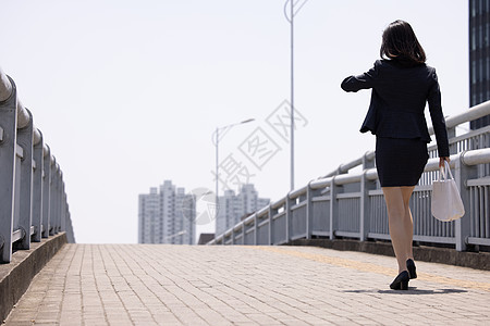 职场女性赶时间小跑图片