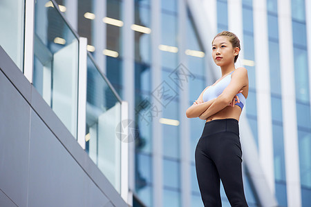 城市健身美女眺望远处图片