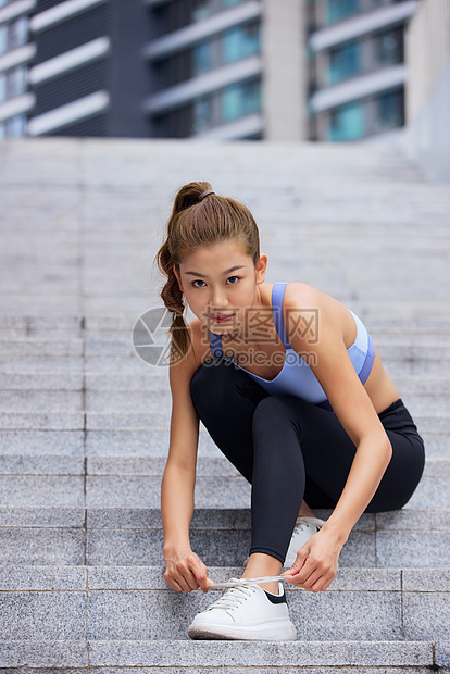 城市健身美女系鞋带图片