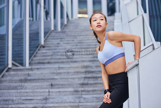 城市健身美女眺望远处图片