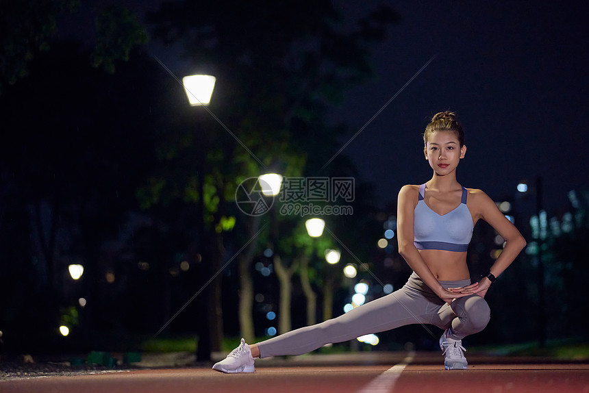 城市户外夜景美女夜跑拉伸图片