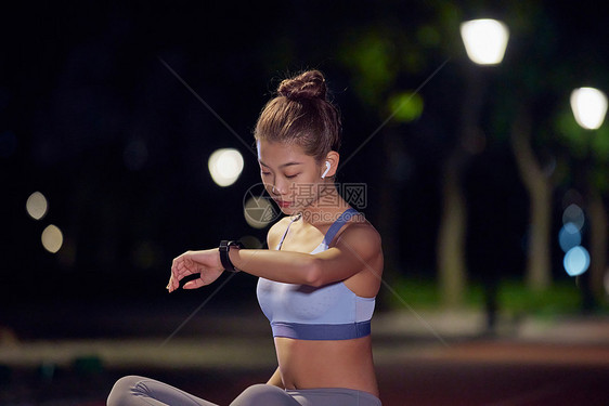 城市户外夜景美女夜跑图片