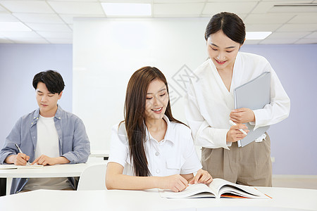 成人教育补习班老师辅导女学生图片