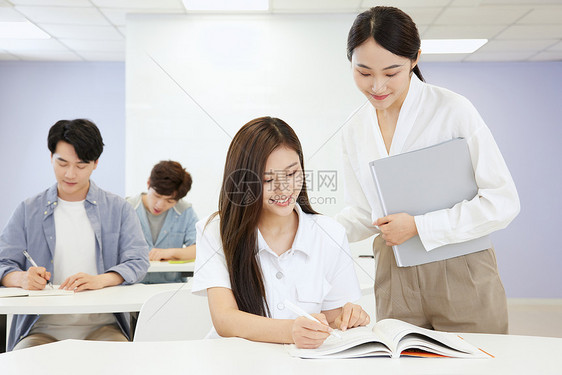 成人教育补习班老师辅导女学生图片