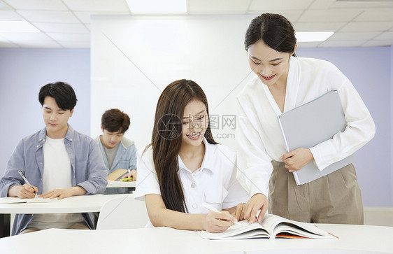 成人教育补习班老师辅导女学生图片