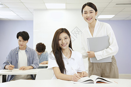 成人教育补习班老师辅导女学生图片