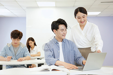 成人教育补习班老师辅导学生图片