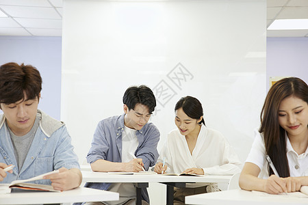 成人补习班认真学习的学生们图片