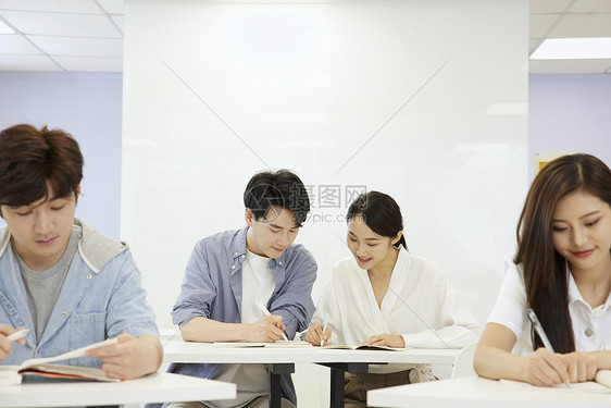 成人补习班认真学习的学生们图片