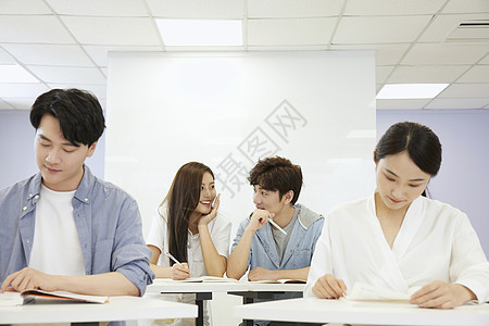 成人补习班认真学习的学生们图片