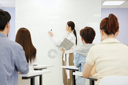 老师和学生成人教育补习班教室讲课背景