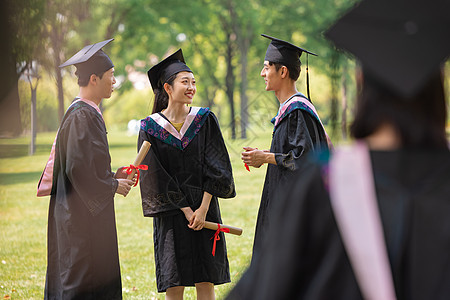 女生用手机给同学们拍毕业照图片