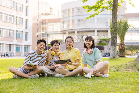 年轻大学生坐在草坪上形象图片