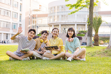 年轻大学生坐在草坪上形象图片