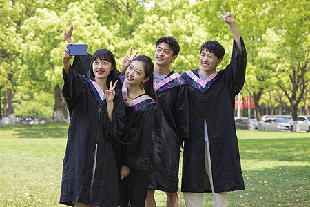 年轻大学生穿学士服自拍图片
