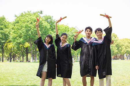 年轻大学生毕业合照形象图片