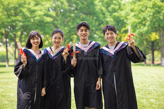 年轻大学生毕业合照形象图片