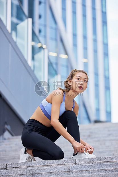 都市健身女性系鞋带图片