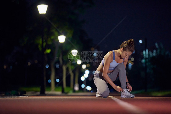 夜晚在公园健身的人系鞋带图片