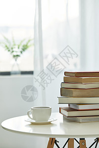 咖啡与堆积的书本图片