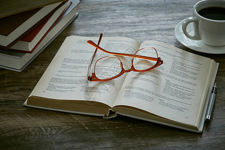 咖啡与书素材翻开的书本与眼镜背景