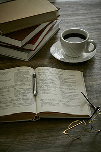 翻开的书本与咖啡图片