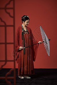 中国风古装美女手拿油纸伞背景图片