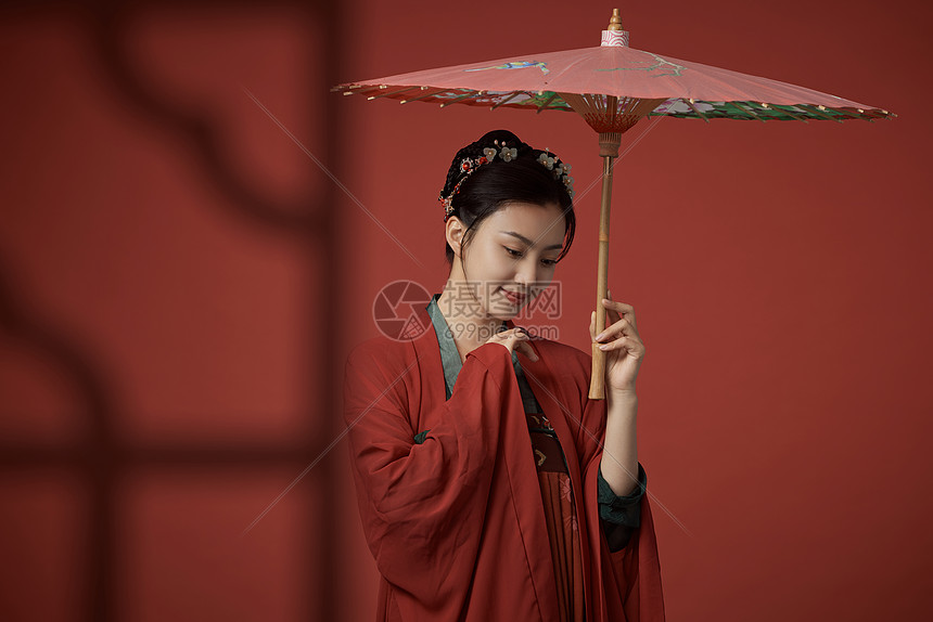手拿油纸伞的中国风古装美女图片