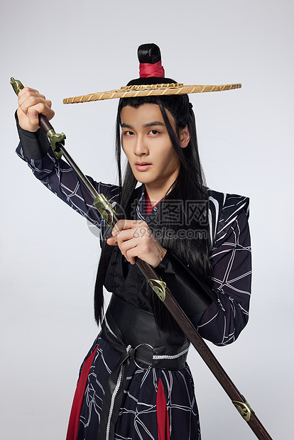 古装侠客手持宝剑