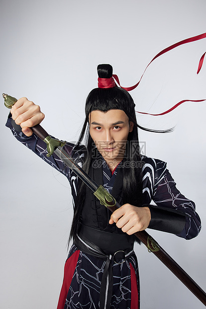 古装侠客手持宝剑