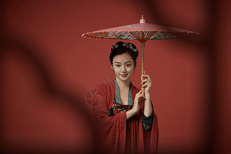 穿唐朝服饰的美女手撑油纸伞背景图片