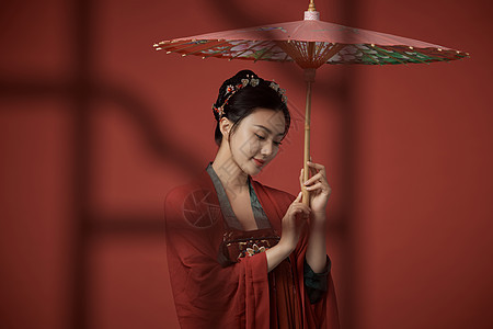 穿唐朝服饰的美女手撑油纸伞背景图片