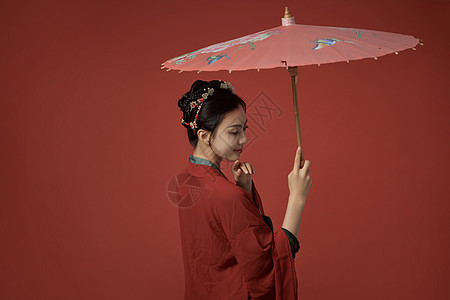 伞上女孩撑着伞的古装唐朝服饰美女侧颜背景