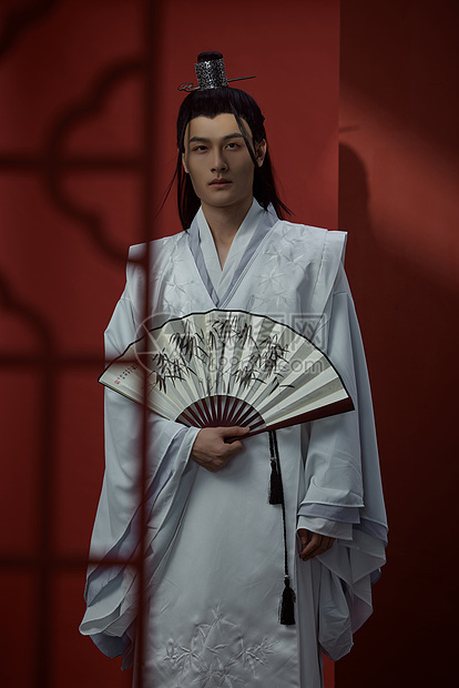 拿着纸扇的古装江湖侠客