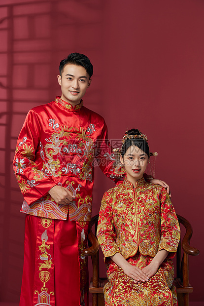穿中式古装结婚礼服的新娘和新郎图片
